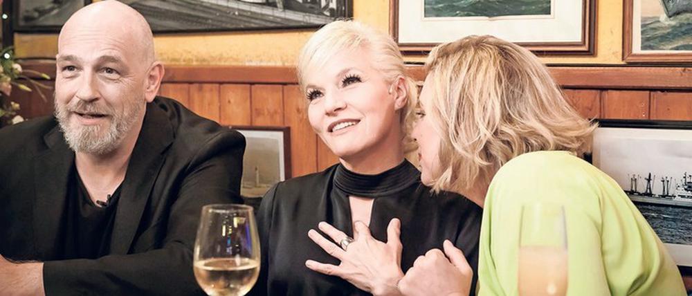 Von wegen nervig. Ina Müller (Mi.), zuletzt mit den Gästen Torsten Sträter und Elena Uhlig in ihrer Show „Inas Nacht“ (ARD, 0 Uhr 05; am Donnerstag mit Bill Kaulitz und Giovanni Zarella.). Die 57-jährige Moderatorin, Sängerin und Autorin hatte nach einer PTA-Ausbildung 2004 ihren ersten TV-Auftritt in der ARD-Serie „Großstadtrevier“. Neben Soloprogrammen moderiert sie seit 2007 ihre Late-Night-Show „Inas Nacht“ , für die sie den Deutschen Fernsehpreis, den Deutschen Comedypreis und den Grimme-Preis erhielt. Foto: NDR