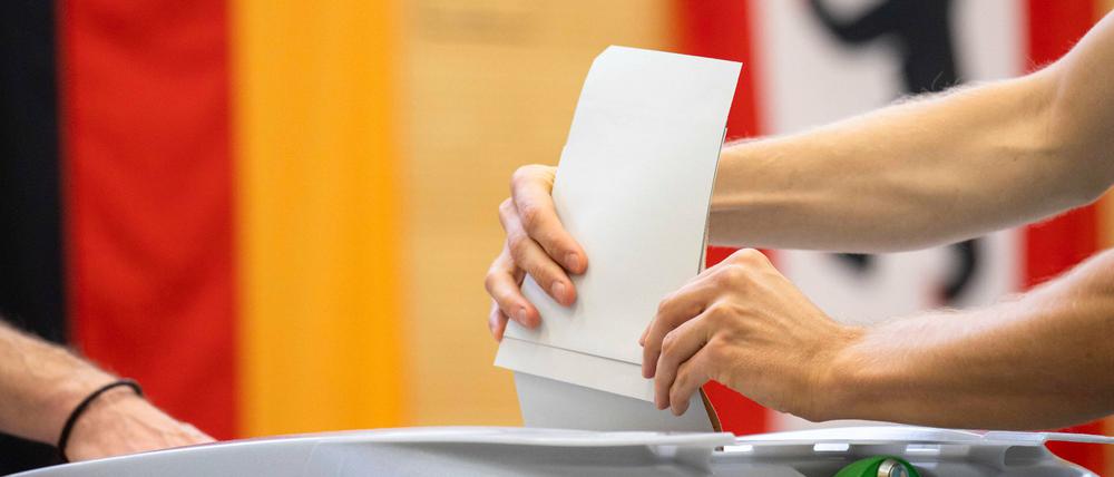 Einwurf der Stimmzettel in eine Wahlurne in Berlin am 26. September 2021. 