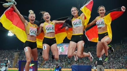 Zu Abheben. Lisa Meyer (l-r), Gina Lückenkemper, Alexandra Burghardt und Rebekka Haase.