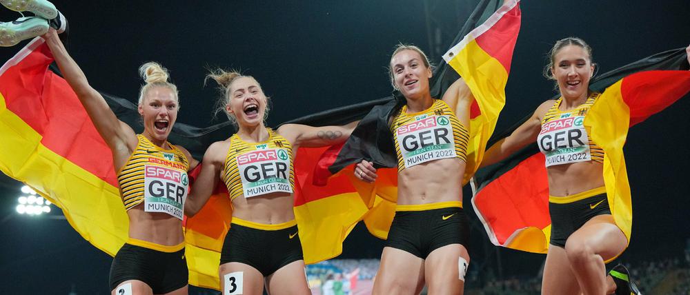 Zu Abheben. Lisa Meyer (l-r), Gina Lückenkemper, Alexandra Burghardt und Rebekka Haase.