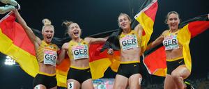 Zu Abheben. Lisa Meyer (l-r), Gina Lückenkemper, Alexandra Burghardt und Rebekka Haase.