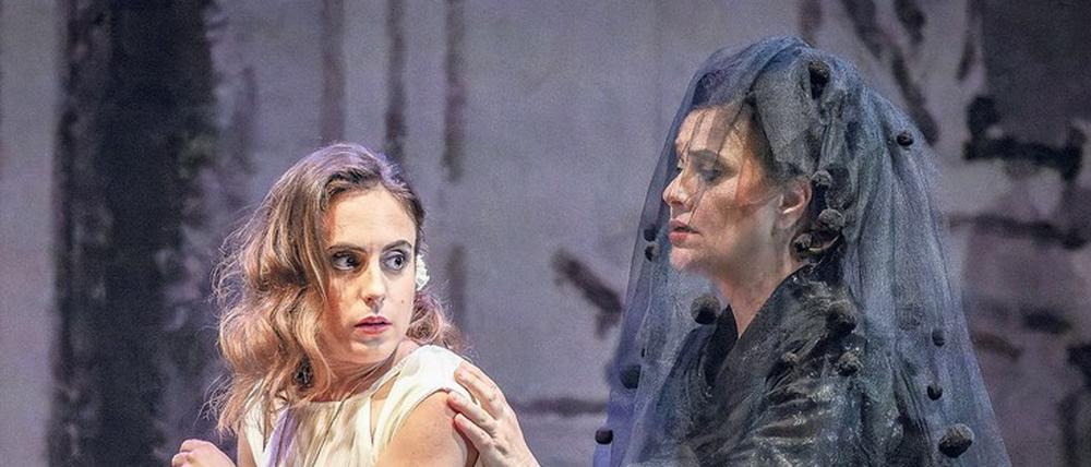 Seine geliebte Octavia (Eleonra Belloci, links) lehrt Silla Demut und Verzicht