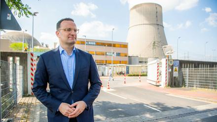Der stellvertretende Fraktionsvorsitzender posiert vor dem Kernkraftwerk Emsland. 