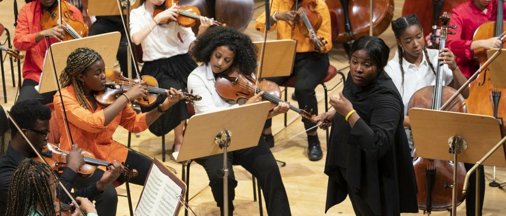 Dirigentin Glass Marcano mit dem Chineke! Junior Orchestra in Aktion 