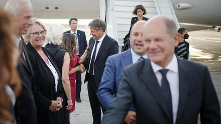 Bundeskanzler Olaf Scholz (SPD) und Wirtschaftsminister Robert Habeck (Grüne) landen in Kanada.