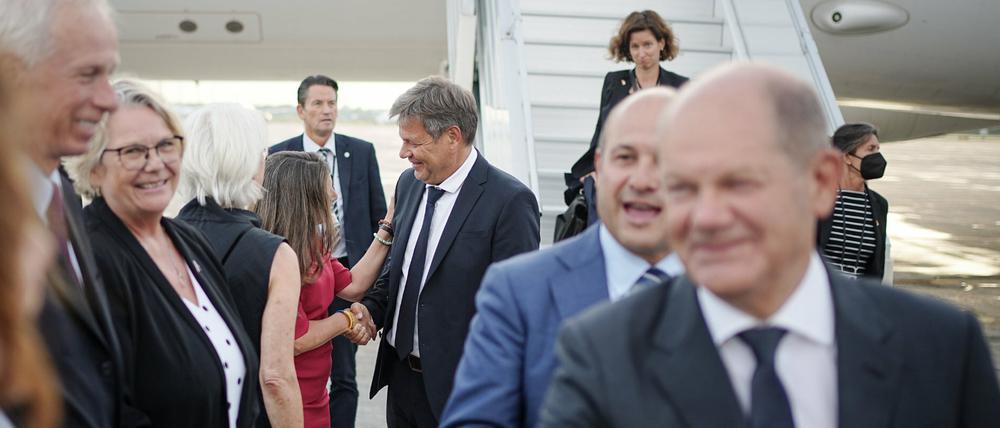 Bundeskanzler Olaf Scholz (SPD) und Wirtschaftsminister Robert Habeck (Grüne) landen in Kanada.