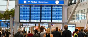 Passagiere am Flughafen Düsseldorf (am 6. August 2022) 