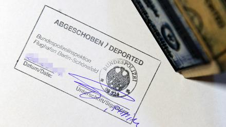 Auf einem amtlichen Stempelbild der Bundespolizei steht der Schriftzug "Abgeschoben/Deported". In Schönefeld (Brandenburg) soll ein sogenanntes Rückführungszentrum entstehen.