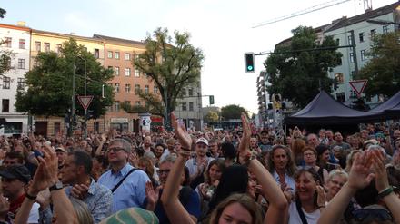 Mehrere Tausend Menschen versammelten sich am Sonntag auf dem Platz in Kreuzberg.