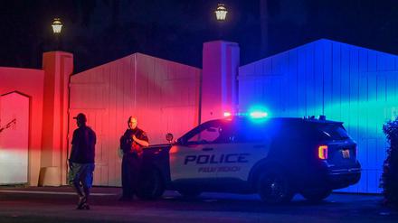 Ein Polizeiauto steht vor dem Anwesen von Donald Trump in Mar-a-Lago.