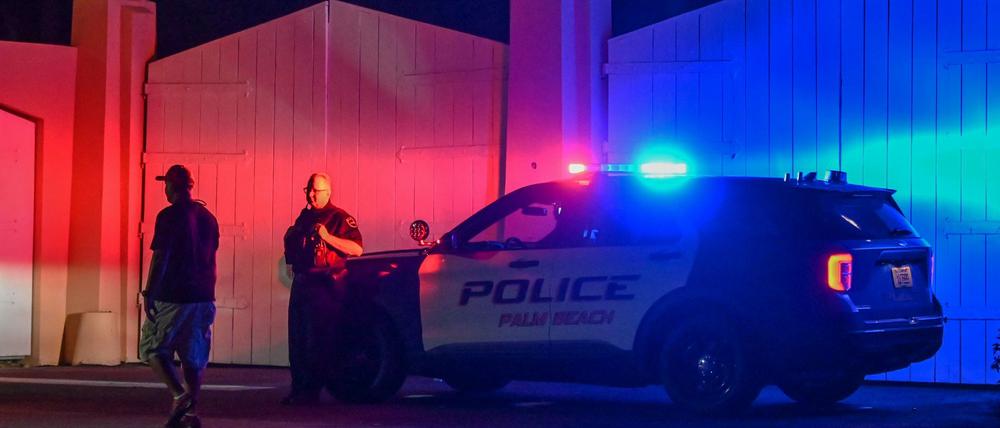Ein Polizeiauto steht vor dem Anwesen von Donald Trump in Mar-a-Lago.