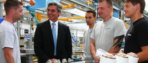 Lange her: Der damalige Siemens-Chef Joe Kaeser besuchte 2013 das Schaltwerk in in Berlin-Siemensstadt. 