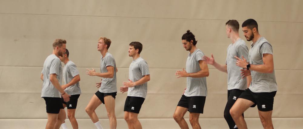Die Volleys machen sich warm fürs Spiel.