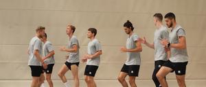 Die Volleys machen sich warm fürs Spiel.