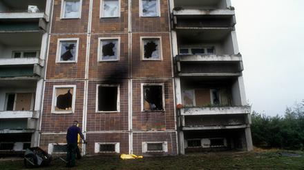 Brandschäden am Sonnenblumenhaus in der Mecklenburger Allee nach dem Pogrom von Rostock-Lichtenhagen.