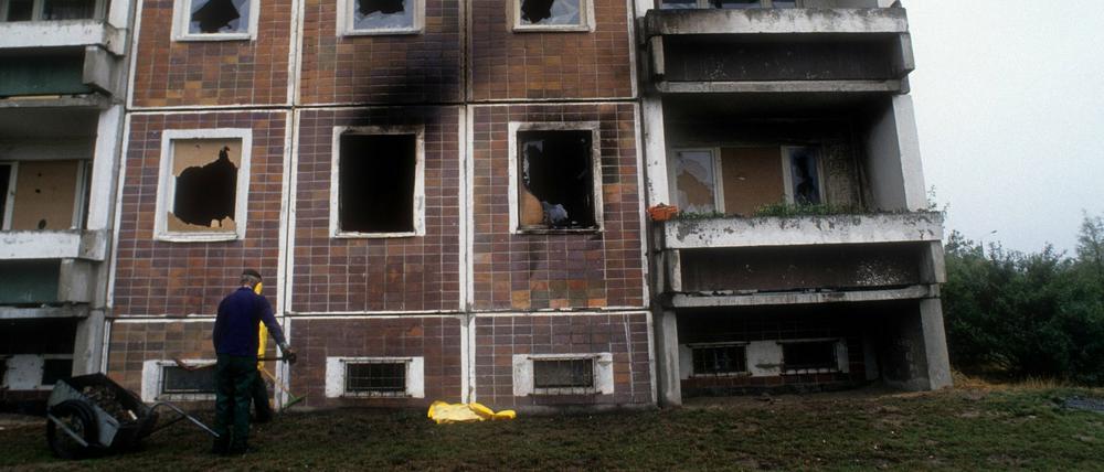 Brandschäden am Sonnenblumenhaus in der Mecklenburger Allee nach dem Pogrom von Rostock-Lichtenhagen.