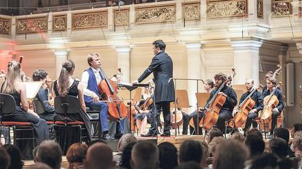 Solist Marcin Zdunik und Dirigent Ayyub Guliyev mit dem Lutoslawski-Orchester. 