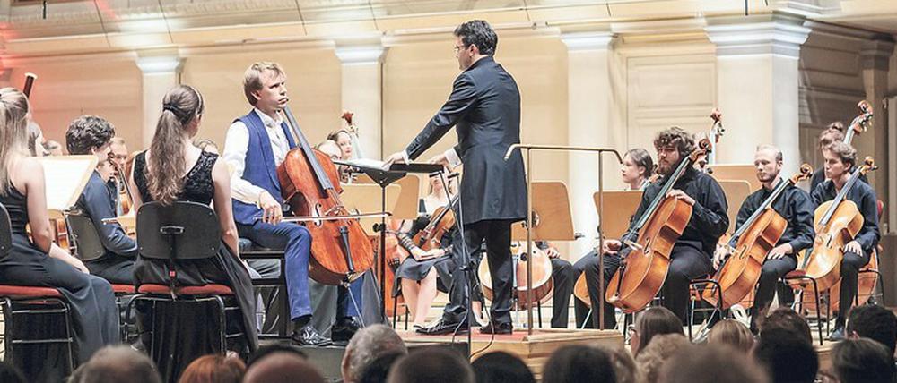 Solist Marcin Zdunik und Dirigent Ayyub Guliyev mit dem Lutoslawski-Orchester.