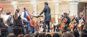 Solist Marcin Zdunik und Dirigent Ayyub Guliyev mit dem Lutoslawski-Orchester. 