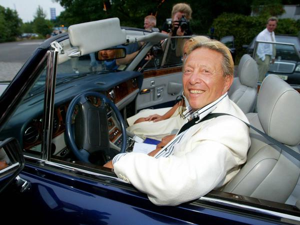 Er liebte den großen Auftritt: Rolf Eden im Rolls-Royce-Cabrio bei der Eröffnung des Gourmet-Zelt-Restaurants "Pomp, Duck and Circumstance" 2003 am Gleisdreieck in Berlin.