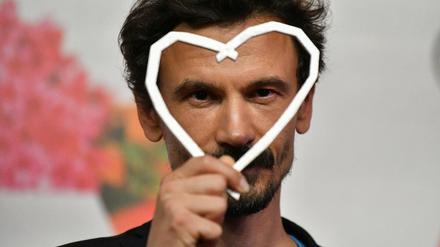 Regisseur und Schauspieler Juraj Lerotić mit dem Hauptpreis des Festivals.
