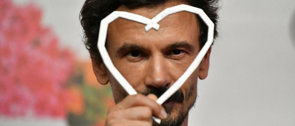 Regisseur und Schauspieler Juraj Lerotić mit dem Hauptpreis des Festivals.