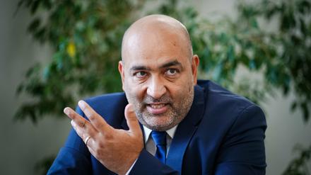 Omid Nouripour, Bundesvorsitzender von Bündnis 90/Die Grünen, fordert mehr Fortbildung, eine bessere Kinderbetreuung und neue Regeln für Arbeitsvisa.