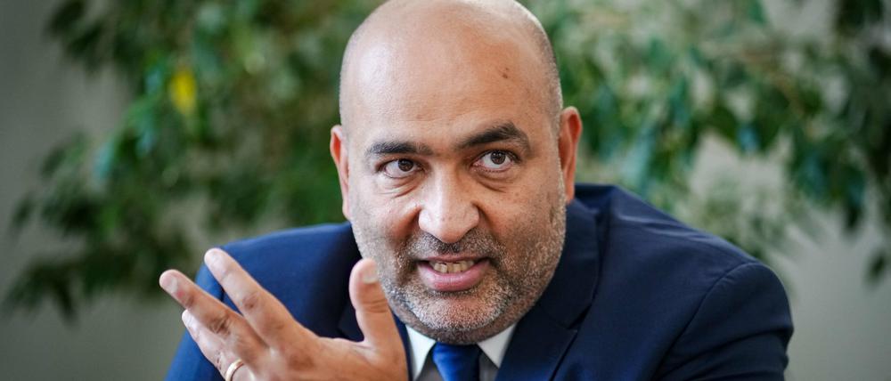 Omid Nouripour, Bundesvorsitzender von Bündnis 90/Die Grünen, fordert mehr Fortbildung, eine bessere Kinderbetreuung und neue Regeln für Arbeitsvisa.