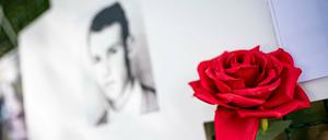 Weiße Kreuze an der Ebertstraße im Berliner Regierungsviertel erinnern an die Mauertoten. Die Blumen zeigen: Sie sind nicht vergessen.
