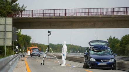 Unbekannte haben zwei Gullydeckel auf die Autobahn geworfen. Einer traf die Windschutzscheibe eines Autos.