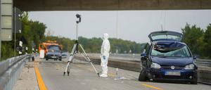 Unbekannte haben zwei Gullydeckel auf die Autobahn geworfen. Einer traf die Windschutzscheibe eines Autos.