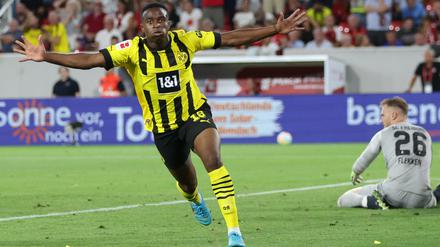 Dortmunds Moukoko jubelt über sein Tor zum 1:2, Freiburgs Torhüter Flekken ist am Boden.