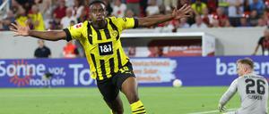 Dortmunds Moukoko jubelt über sein Tor zum 1:2, Freiburgs Torhüter Flekken ist am Boden.