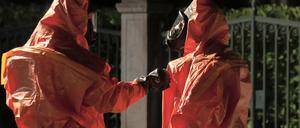 Verdacht auf Kampfmittel: Einsatzkräfte stehen in Schutzanzügen in Grunewald.