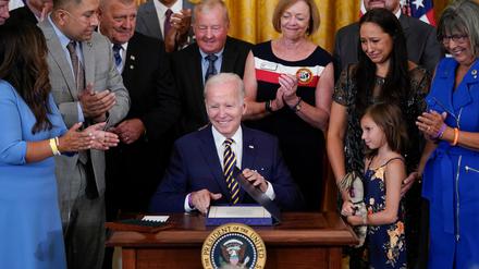 US-Präsident Joe Biden bei der Unterzeichnung eines Gesetzes im Weißen Haus 