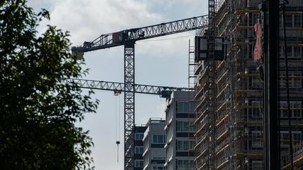 In den vergangenen drei Jahren sind 6500 Sozialwohnungen in Berlin entstanden. Der Bedarf ist groß. Etwa eine Million der Berliner Haushalte hätte Anspruch darauf, doch real gibt es nur noch 88.000 im Bestand.