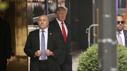 Donald Trump verlässt sein Anwesen in New York.