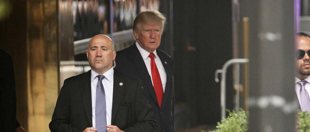 Donald Trump verlässt sein Anwesen in New York.