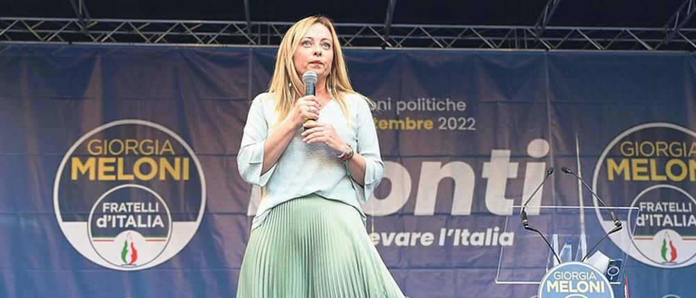 Eine gegen alle. Nur sie könne Italien wieder aufrichten, behauptet Meloni. 