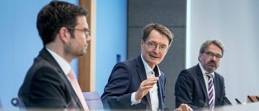 Lauterbach und Buschmann (links) bei der Vorstellung des Infektionsschutzgesetzes.
