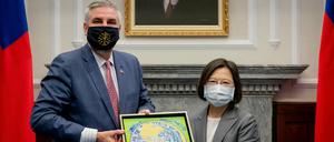 Taiwans Präsidentin Tsai Ing-wen trifft US-Gouverneur Eric Holcomb.
