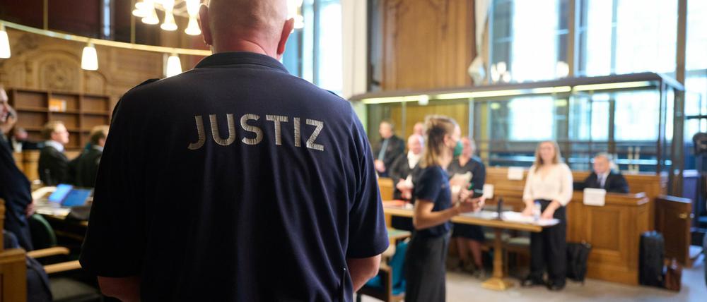 Prozessbeginn gegen eine mutmaßliche Bande, die mehrere Tonnen Kokain geschmuggelt haben soll. Die zehn Angeklagten befinden sich noch nicht im Raum.
