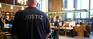 Prozessbeginn gegen eine mutmaßliche Bande, die mehrere Tonnen Kokain geschmuggelt haben soll. Die zehn Angeklagten befinden sich noch nicht im Raum.