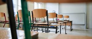 Leeres Klassenzimmer. Am Montag beginnt das neue Schuljahr.