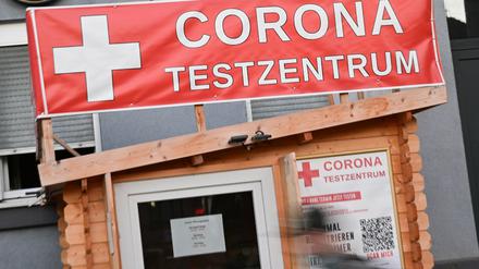 Die angeschuldigten Testzentrum-Betreiber  sollen deutlich mehr Testungen gegenüber der Kassenärztlichen Vereinigung Bayerns (KVB) abgerechnet haben, als sie tatsächlich durchgeführt hatten.