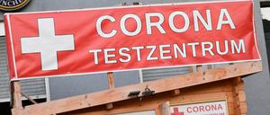 Die angeschuldigten Testzentrum-Betreiber  sollen deutlich mehr Testungen gegenüber der Kassenärztlichen Vereinigung Bayerns (KVB) abgerechnet haben, als sie tatsächlich durchgeführt hatten.