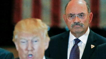 Der ehemalige Finanzchef der Trump-Organisation, Allen Weisselberg, steht hinter Donald Trump (Archivbild).