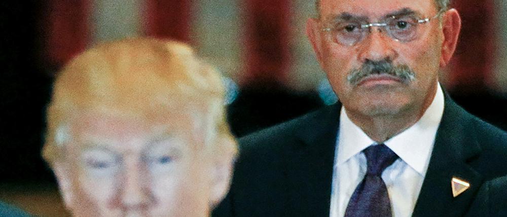 Der ehemalige Finanzchef der Trump-Organisation, Allen Weisselberg, steht hinter Donald Trump (Archivbild).