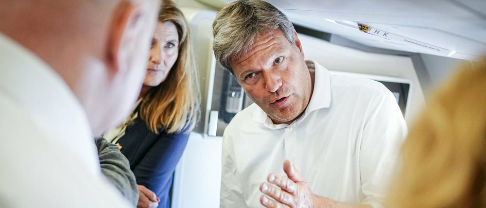 Maskenlos auf dem Weg nach Kanada: Wirtschaftsminister Habeck, Kanzler Scholz, Wirtschafts- und Medienvertreter. 
