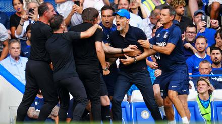 Streit beim üblichen Handshake: Thomas Tuchel (Mi.) und Antonio Conte (3. v. l.)